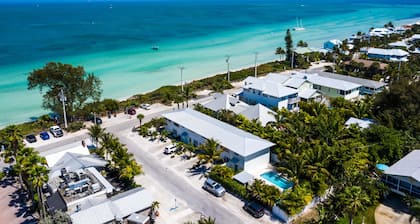Anna Maria Island Bungalow with Pool! Across the street from Beach, near Pine Av