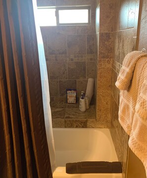 Ducha y bañera combinadas, secador de pelo, toallas y jabón