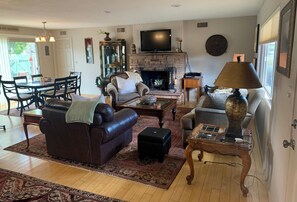 TV, fireplace, DVD player, books - Beautiful house in uptown ! (Sedona)