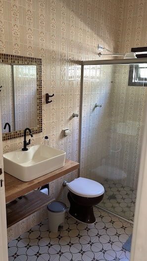 Douche, serviettes fournies, papier toilette