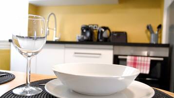 Een koelkast, een microgolfoven, een oven, een kookplaat