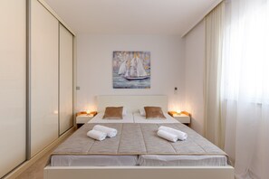 2 chambres, coffres-forts dans les chambres, fer et planche à repasser