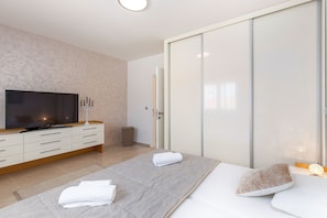 2 chambres, coffres-forts dans les chambres, fer et planche à repasser