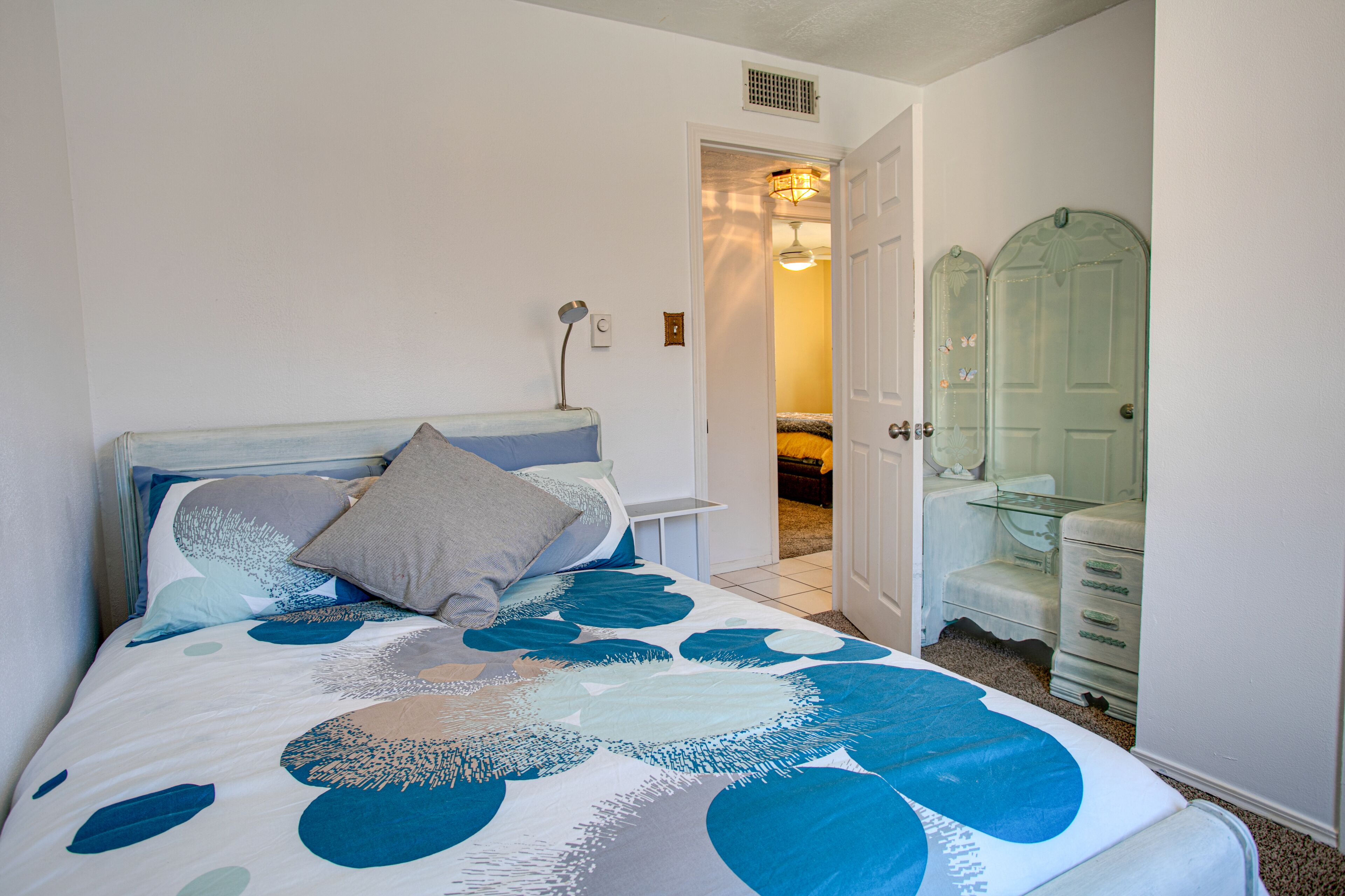 5 habitaciones, tabla de planchar con plancha y cuna de viaje 