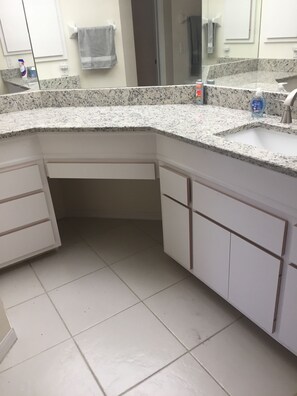 Chuveiro/banheira combinados, toalhas de banho, sabonete, shampoo