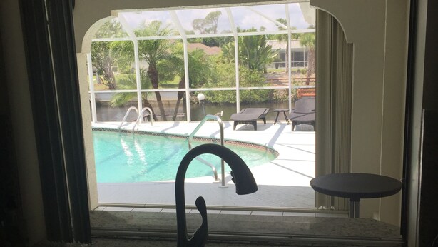 Una cucina con vista su una zona piscina.