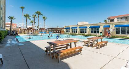 Charming 1 Bedroom, 3 Minute Walk To The Beach Condo by RedAwning