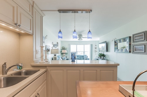 Charming 1 Bedroom, 3 Minute Walk To The Beach Condo by RedAwning