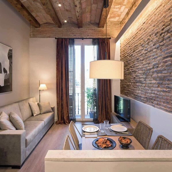 Televisión y oficina 