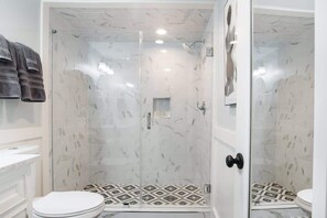 Chuveiro, secador de cabelo, toalhas de banho, shampoo