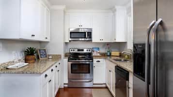 KylskÄp, mikrovÄgsugn, ugn och spishÀll