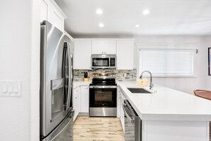 Réfrigérateur, micro-ondes, four, plaque de cuisson