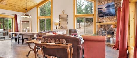 Hus - flere senge - boblebad - bjergudsigt (1648) | Opholdsområde | Pejs