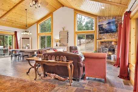 House, Multiple Beds, Hot Tub, Mountain View (1648) | Living area | Fireplace