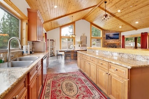 House, Multiple Beds, Hot Tub, Mountain View (1648) | Private kitchen
