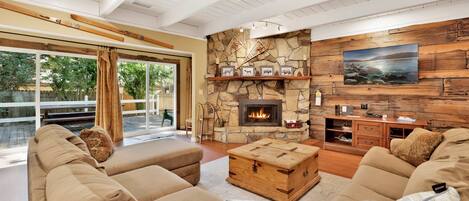 Ferienhaus, Mehrere Betten, Whirlpool, Bergblick (1651) | Wohnbereich | Kamin