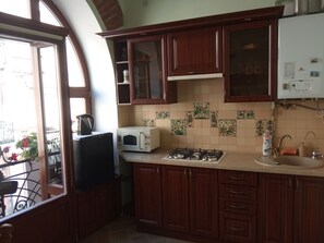 Kjøleskap, mikrobølgeovn og kokeplater