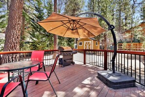 Outdoor dining - Retreat TO FOX Farm #1662 (Big Bear Lake)