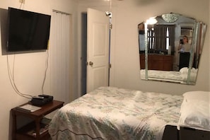 4 bedrooms, in-room safe, desk, iron/ironing board - Duplex-2 Apts, 4br/3bth/Playground, backyard walk to Downtown, LidoBeach - 8mins (sarasota)