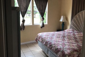 4 chambres, coffres-forts dans les chambres, bureau