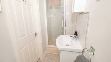 Combined shower/bathtub, hair dryer, towels