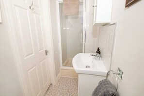 Kombinert dusj/badekar, hårføner og håndklær