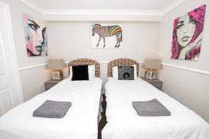 2 habitaciones, tabla de planchar con plancha, cuna de viaje y wifi 