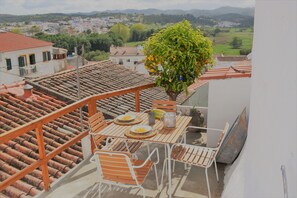 Outdoor dining - Hillside 2 in the historical center of Aljezur (Aljezur)