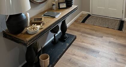 * Ellan lomamökki * sijaitsee Brevardin NC: ssä, joka tunnetaan myös nimellä ”vesiputouksien maa”