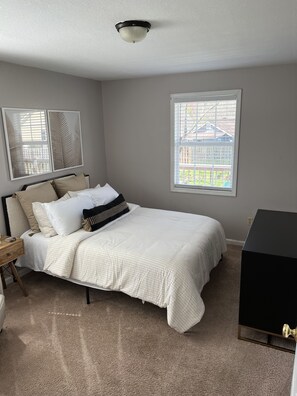 2 habitaciones, tabla de planchar con plancha, cuna de viaje y wifi
