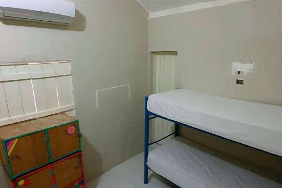 Iron/ironing board, bed sheets