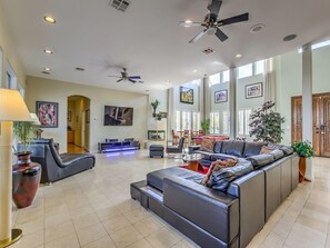 Télévision à écran plat, cheminée