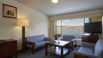 Junior kamer | Luxe beddengoed, een kluis op de kamer, een laptopwerkplek