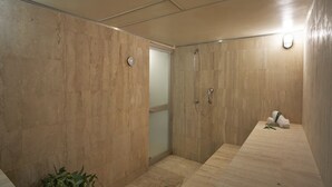 A bathroom with a shower, a towel rack, and a plant. - GHL Hotel Lago Titicaca (Puno)