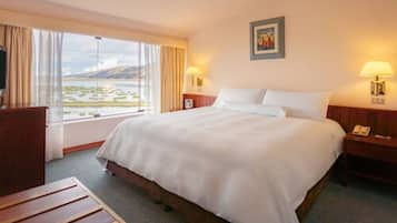 Luxe beddengoed, een kluis op de kamer, een laptopwerkplek