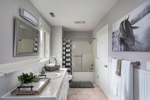 Combined shower/tub, hair dryer, towels, soap - Spacious Suite on Oregon Equestrian Estate (Tualatin)