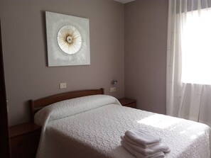 3 habitaciones, tabla de planchar con plancha, wifi y ropa de cama 