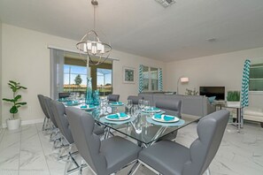 Basic House, Private Pool (9 Bedrooms / 5 Bathrooms) | In-room dining
