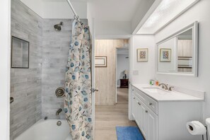 Combined shower/tub, towels