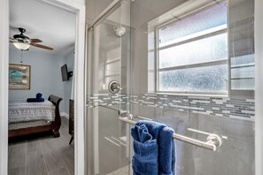 5 bedrooms, desk, iron/ironing board, travel crib - Waterfront Heated Pool + SUPs - 5BR Fun Stay! (Pompano Beach)