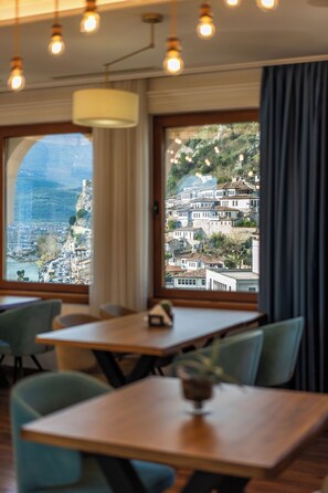 包含每日自助早餐