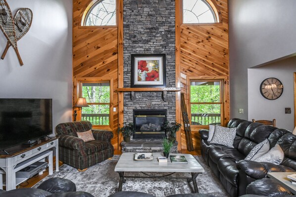 Hus, flere senger, spabadekar | Oppholdsrom | TV og peis