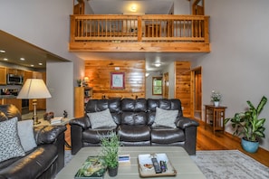 Hus, flere senger, spabadekar | Oppholdsrom | TV og peis