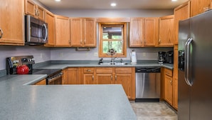 House, Multiple Beds, Hot Tub | Private kitchen | Fridge, microwave, stovetop, dishwasher - Toasted Marshmallow Lodge (McHenry)