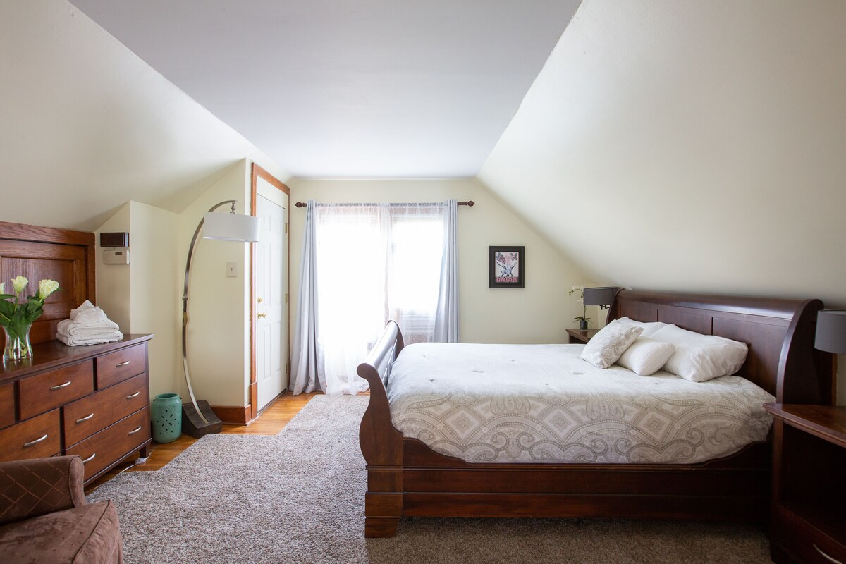 Trendy Uptown, just steps away for numerous culinary and entertainment options.