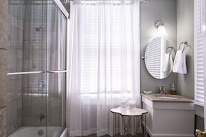 Combined shower/bathtub, hair dryer, towels, soap - Spacious 5BR Home sleeps 14- Families, Bachelorettes & Groups with Free Parking (Charleston)