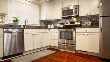 Frigorifero, microonde, forno, piano cottura