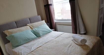 2 Ensuites  Bedrooms - Cosy Homes - Home away from home, Sleeps 6