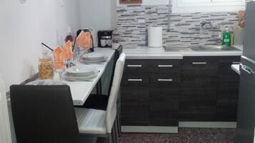 Refrigerador, microondas, horno y cafetera y tetera