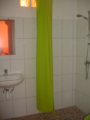 Serviettes fournies, papier de toilette
